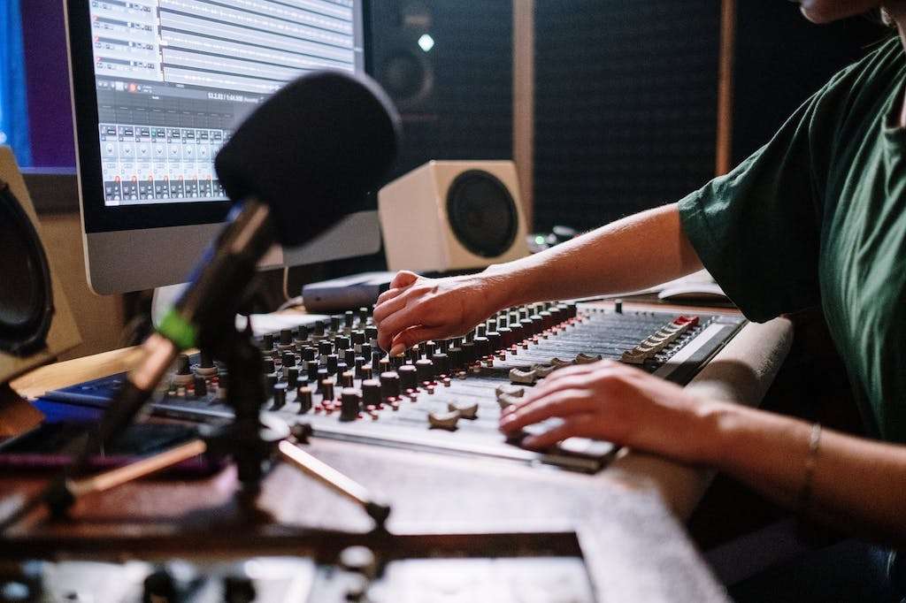 a-beginner-s-guide-can-you-become-a-music-producer-with-little